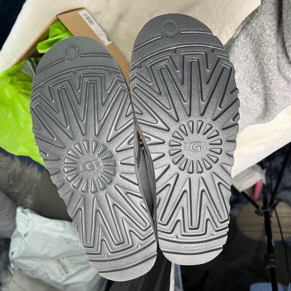 NWT/NIB |•UGG•| Gray Suede Lime Green Ankle Boots W NEUMEL CHOPD Size 7 - Picture 9 of 9